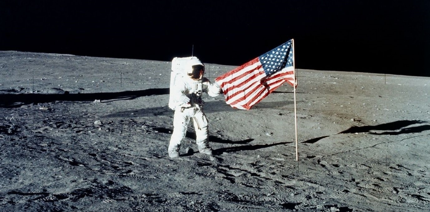 Moonviews planting and straightening the flag 1600 1440x1080.jpgc3  1 